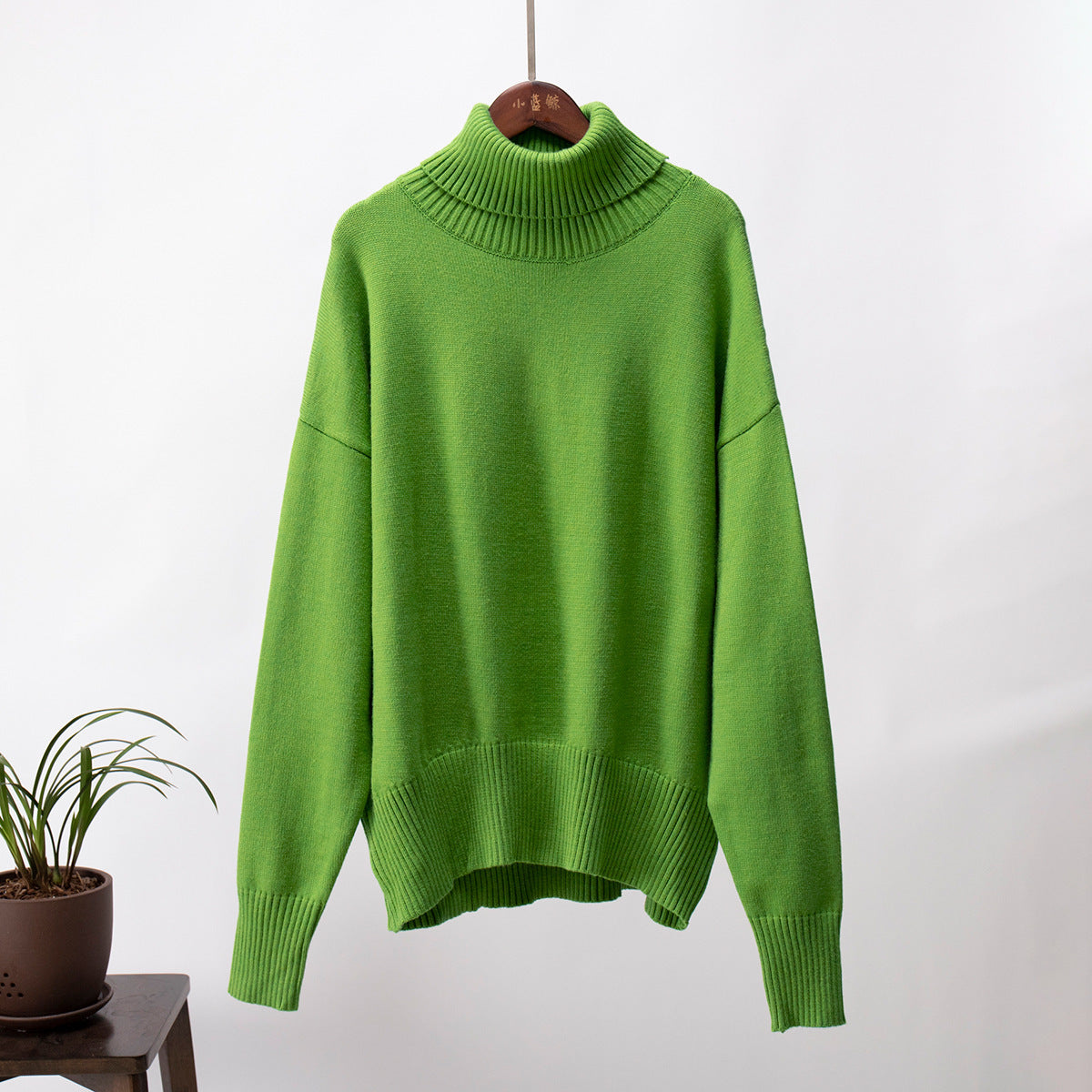 Women's loose-fitting sweater with a turtleneck and long sleeves - J&B; - 10 - Elvaroza.com