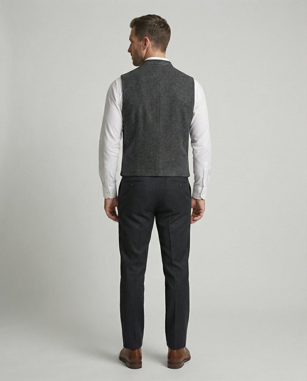Traditional-style men's vest with a fitted cut - J&B; - 4 - Elvaroza.com