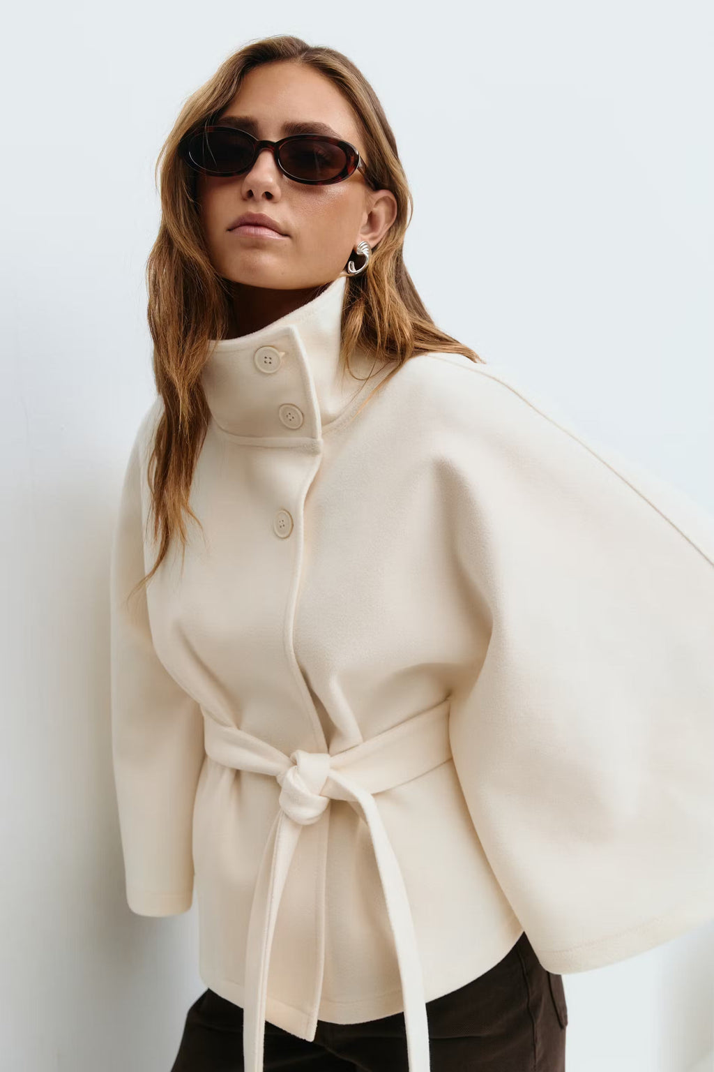 Women's loose-fitting cape coat with a high collar and belt - J&B; - 1 - Elvaroza.com