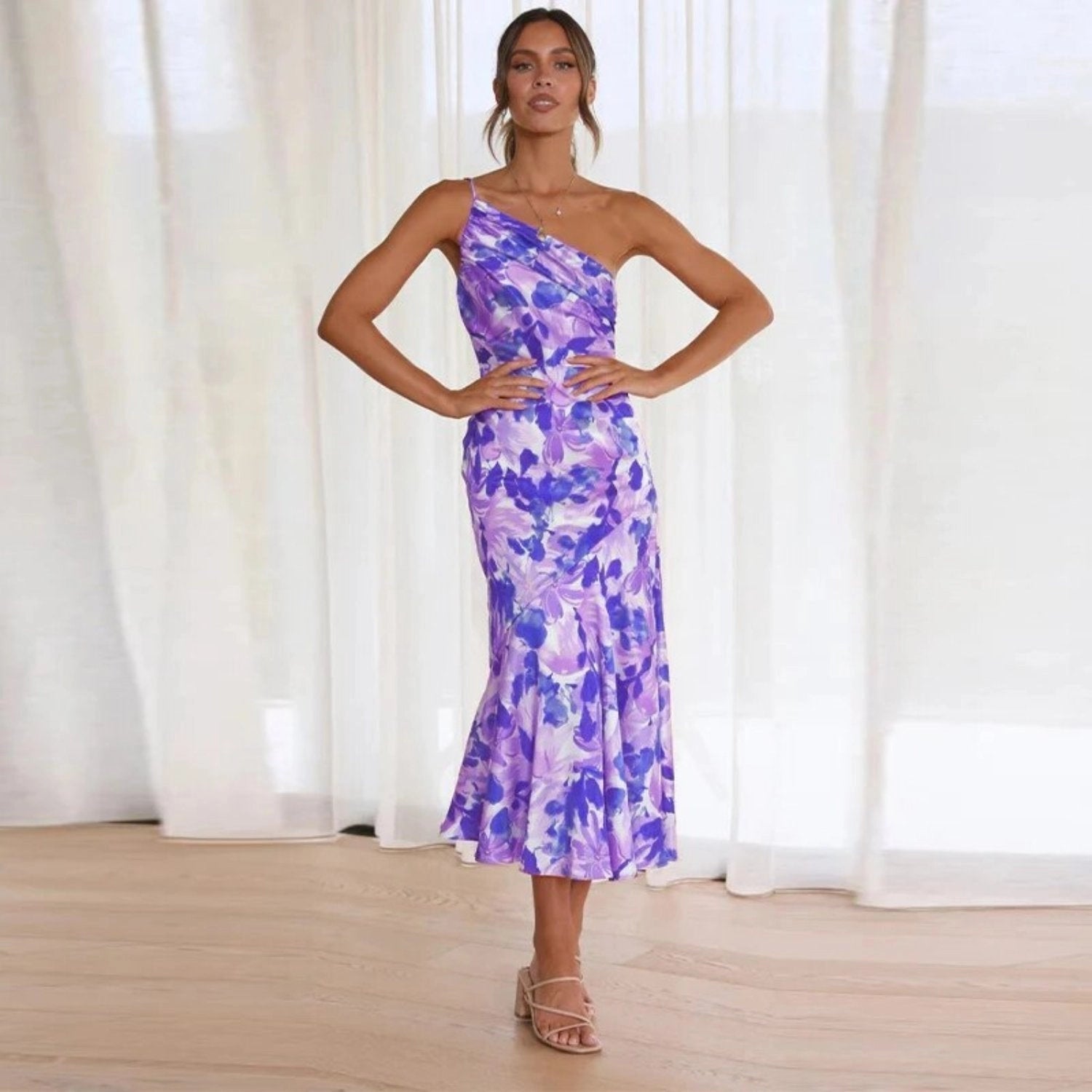 Luna – Damenkleid aus Satin mit Blumenmuster - Image 3