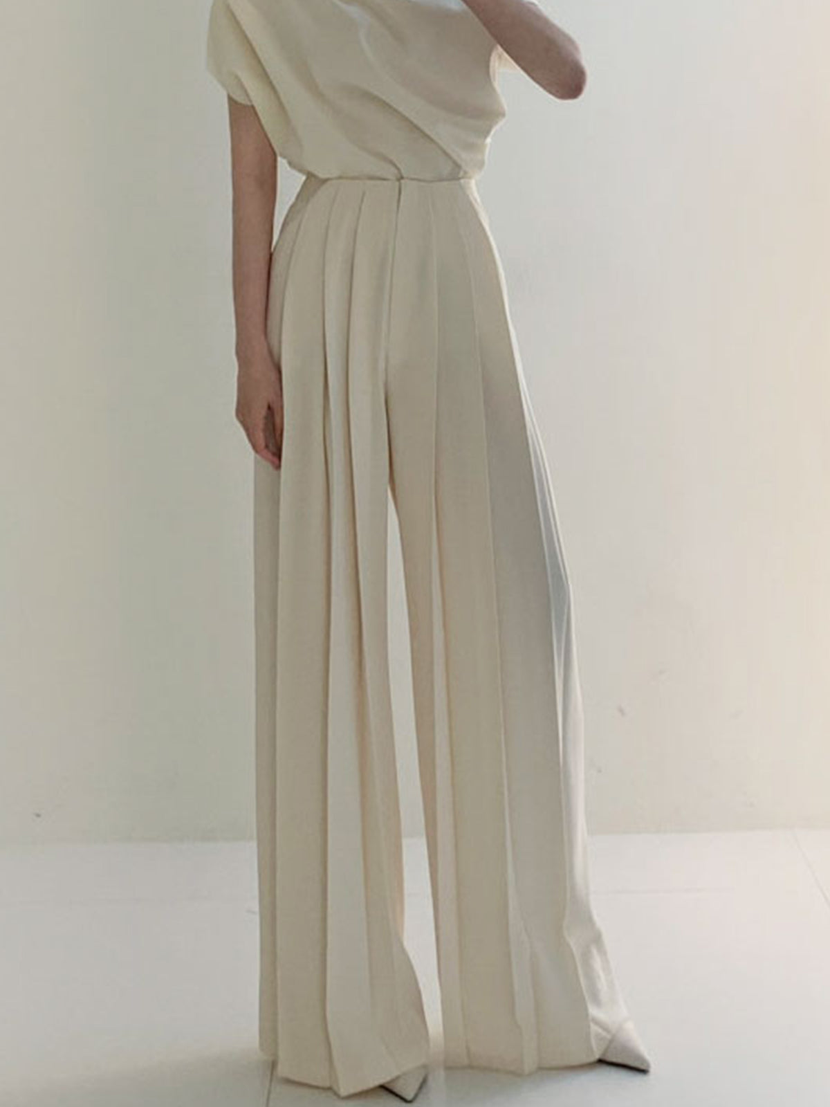Gabriele – Elegant Pleated High Waist Wide Trousers - Image 3