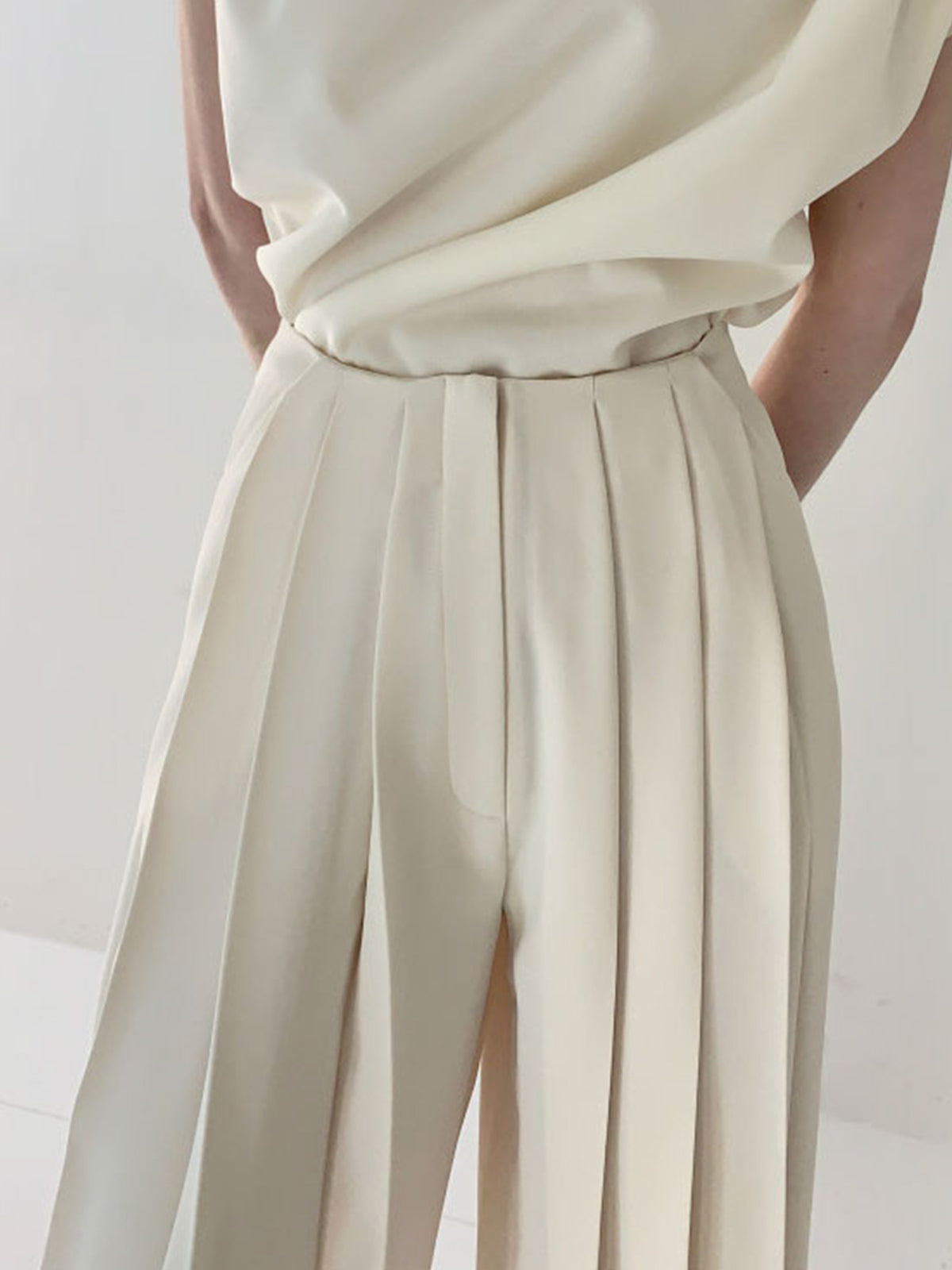 Gabriele – Elegant Pleated High Waist Wide Trousers - Image 4