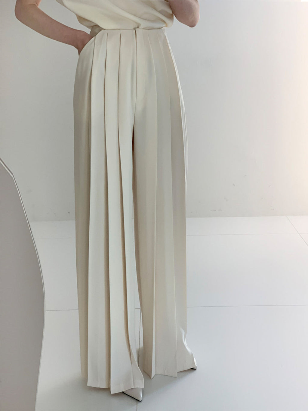 Gabriele – Elegant Pleated High Waist Wide Trousers - Image 1