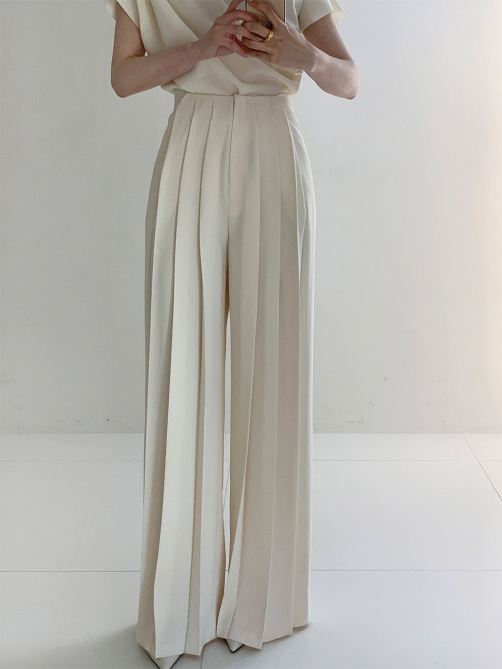 Gabriele – Elegant Pleated High Waist Wide Trousers - Image 5