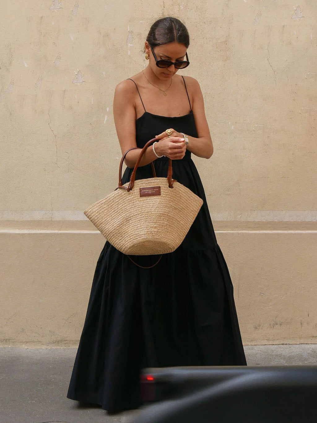 Mila – Einfarbiges, rückenfreies langes Kleid - Image 1