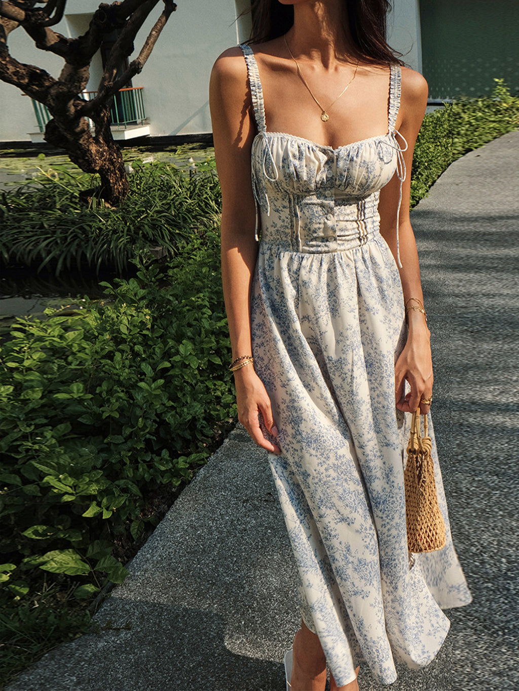 Emilia – Sapphire Garden Midi-Kleid mit Blumenmuster und Spaghettiträgern - Image 1