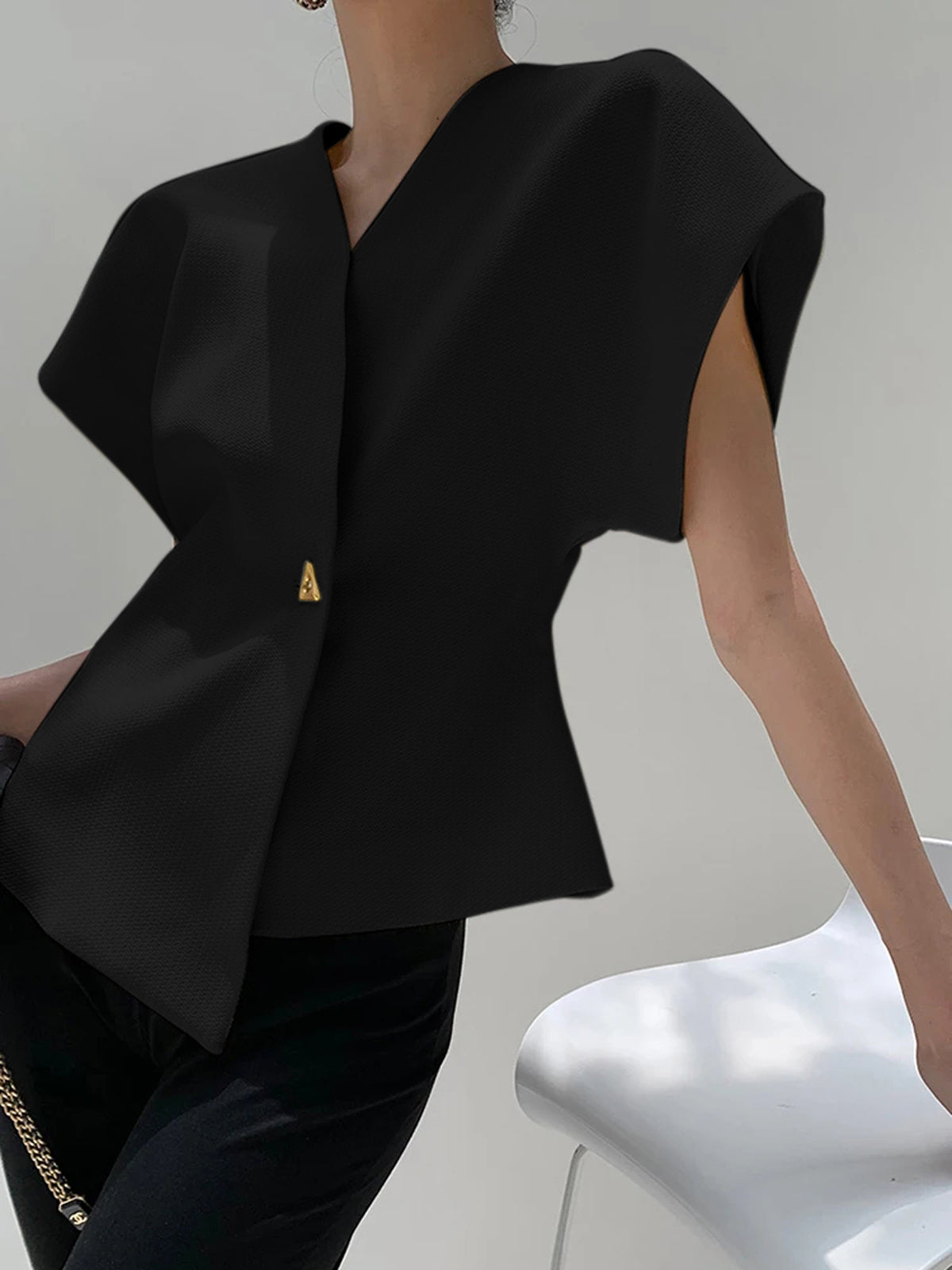 Claudia – Damen V-Ausschnitt Bluse mit strukturierter Silhouette - Image 2