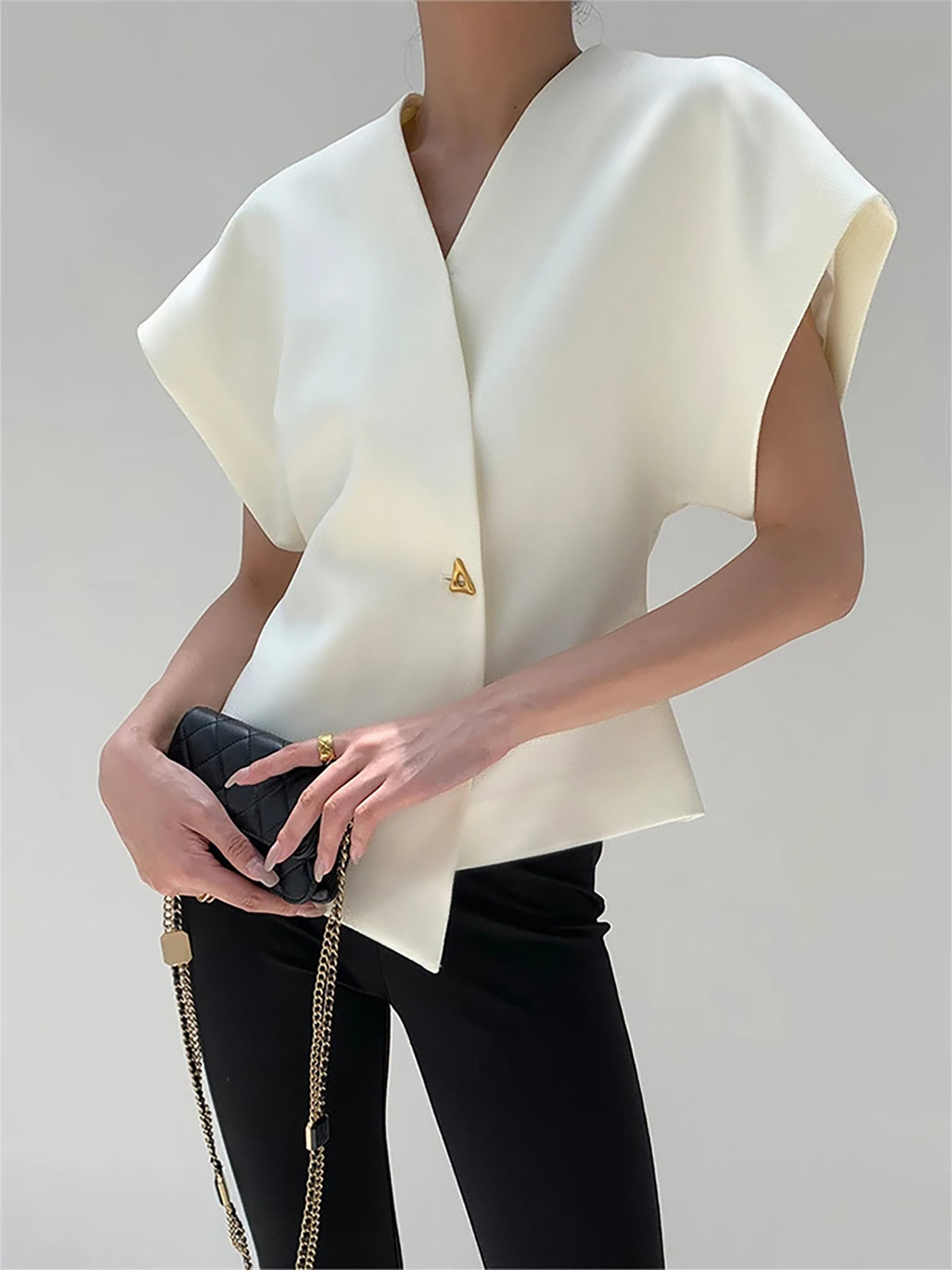 Claudia – Damen V-Ausschnitt Bluse mit strukturierter Silhouette - Image 1