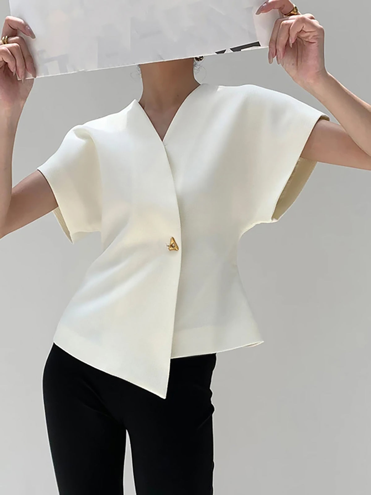 Claudia – Damen V-Ausschnitt Bluse mit strukturierter Silhouette - Image 3
