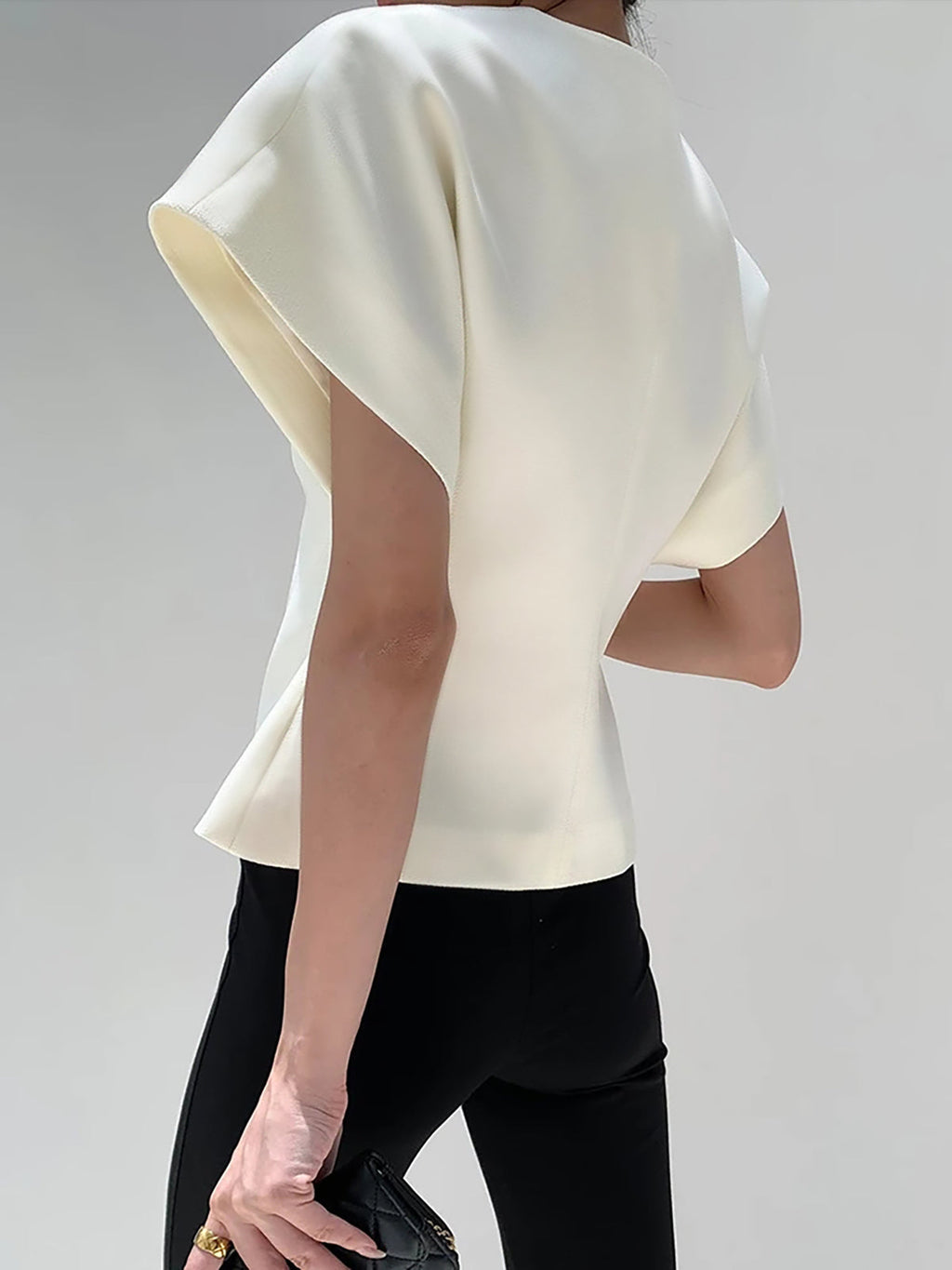Claudia – Damen V-Ausschnitt Bluse mit strukturierter Silhouette - Image 6