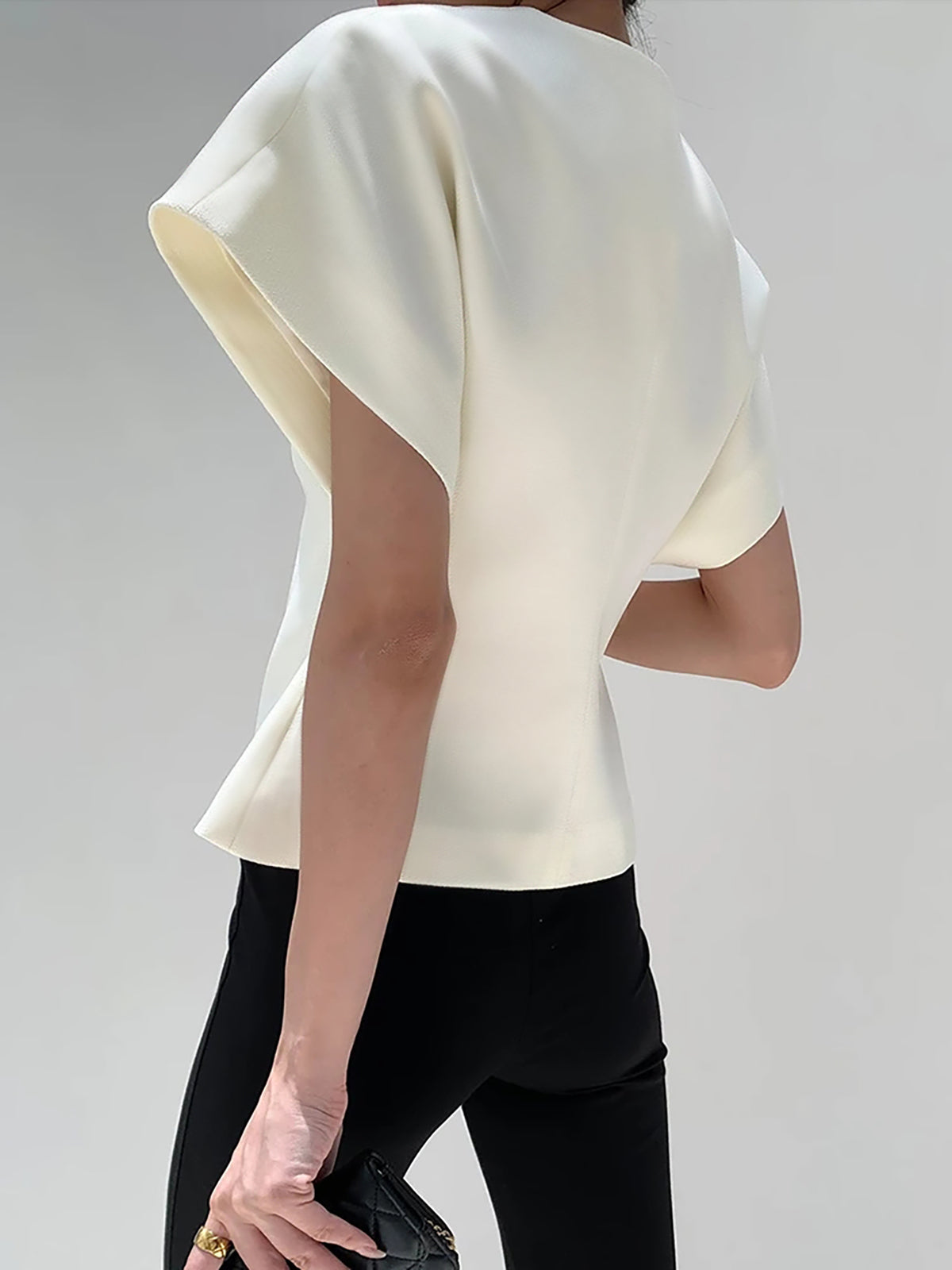 Claudia – Damen V-Ausschnitt Bluse mit strukturierter Silhouette - Image 6