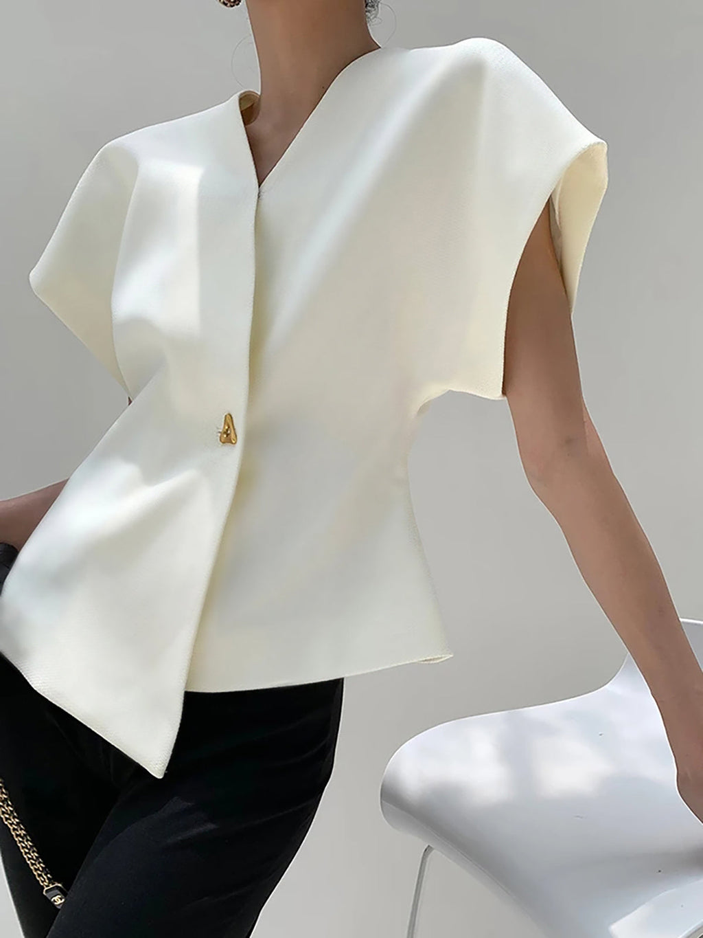 Claudia – Damen V-Ausschnitt Bluse mit strukturierter Silhouette - Image 5