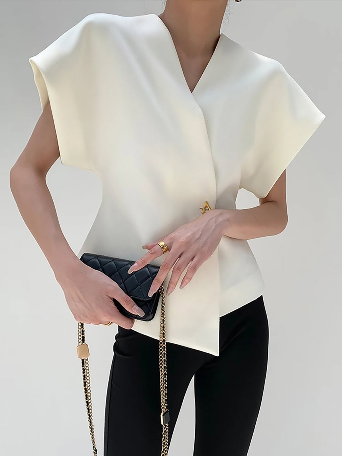 Claudia – Damen V-Ausschnitt Bluse mit strukturierter Silhouette - Image 4