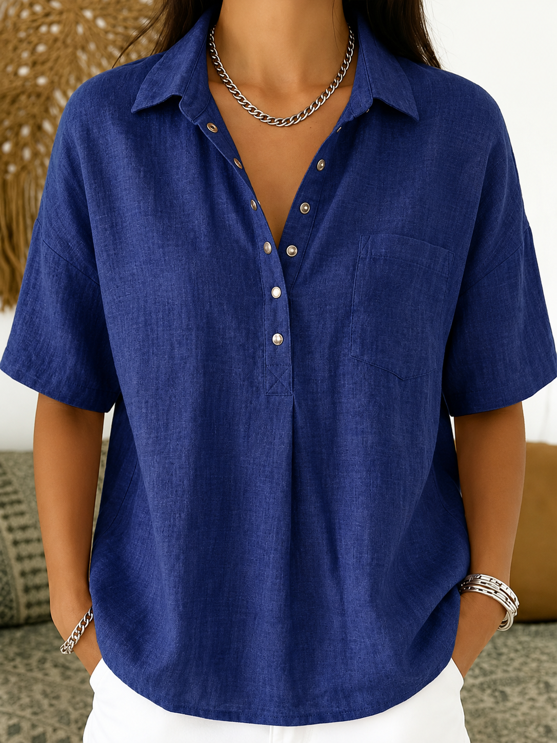 Thea – Blouse with a button placket at the collar