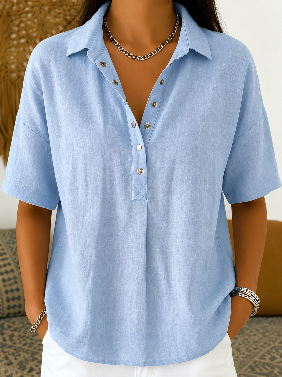 Thea – Blouse with a button placket at the collar