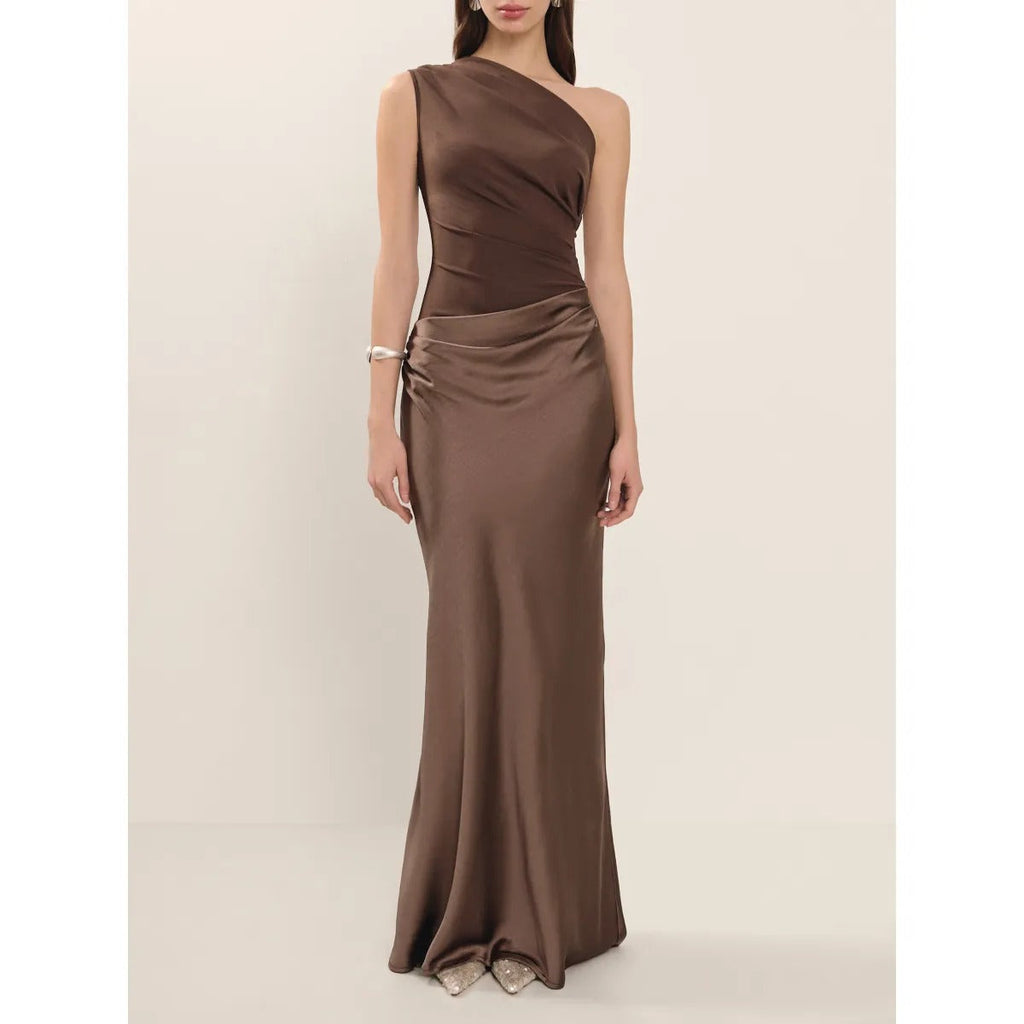 Isabella – Ein-Schulter-Abendkleid aus schokoladenbraunem Satin in Maxilänge - Image 1