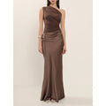 Isabella – Ein-Schulter-Abendkleid aus schokoladenbraunem Satin in Maxilänge - Image 1