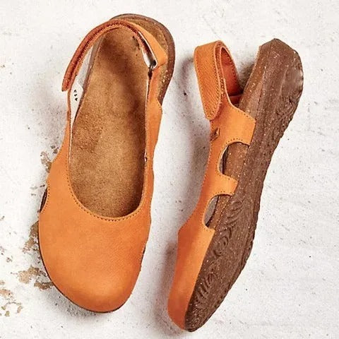 Kirsten – Sandals with a closed toe and heel strap