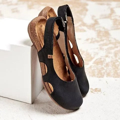 Kirsten – Sandals with a closed toe and heel strap