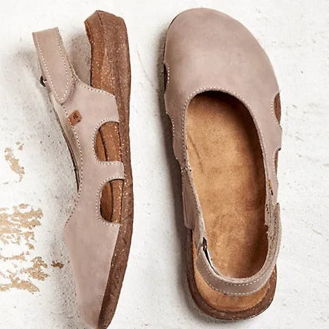 Kirsten – Sandals with a closed toe and heel strap