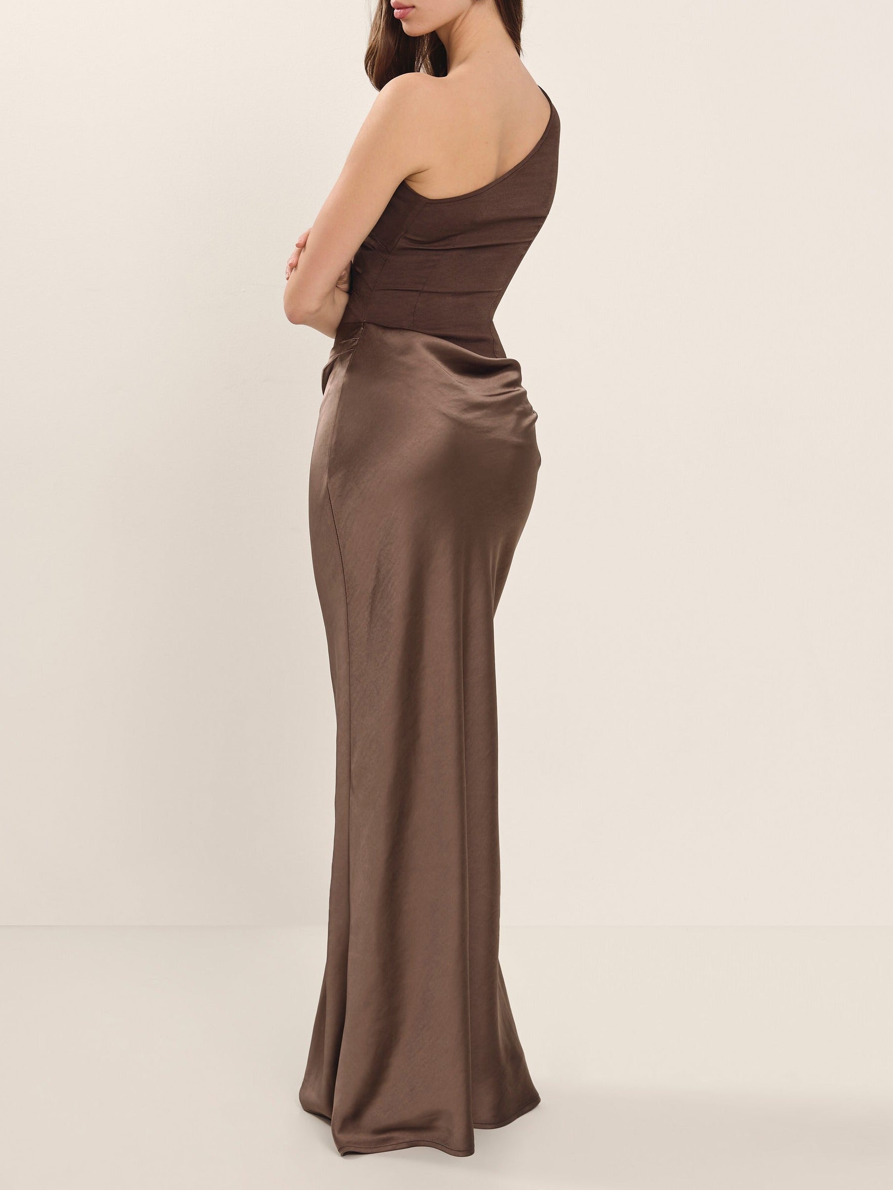 Isabella – Ein-Schulter-Abendkleid aus schokoladenbraunem Satin in Maxilänge - Image 2
