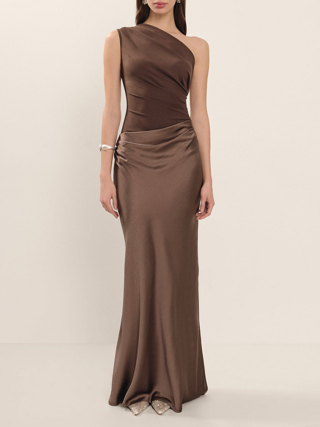 Isabella – Ein-Schulter-Abendkleid aus schokoladenbraunem Satin in Maxilänge - Image 5