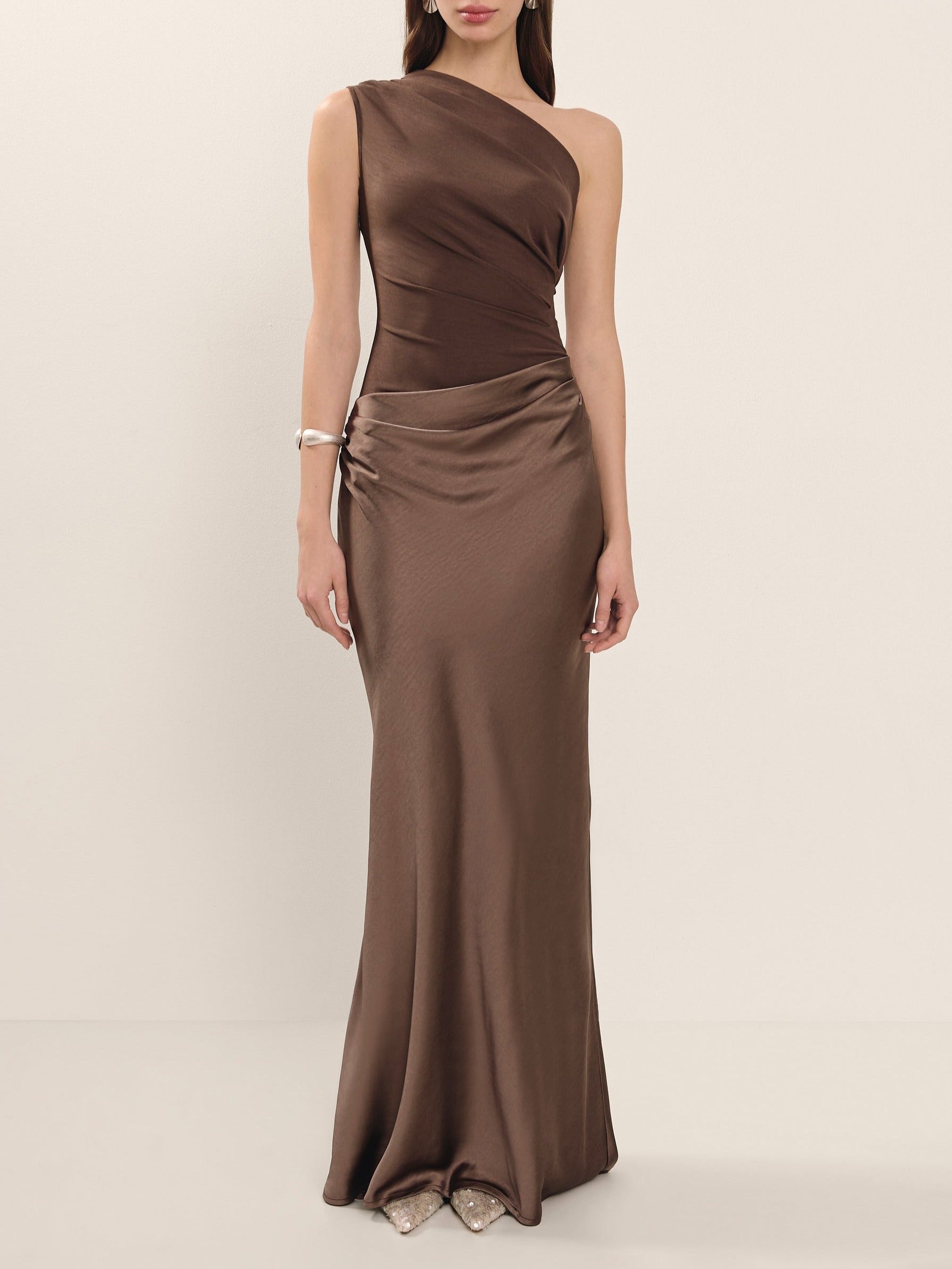 Isabella – Ein-Schulter-Abendkleid aus schokoladenbraunem Satin in Maxilänge - Image 5