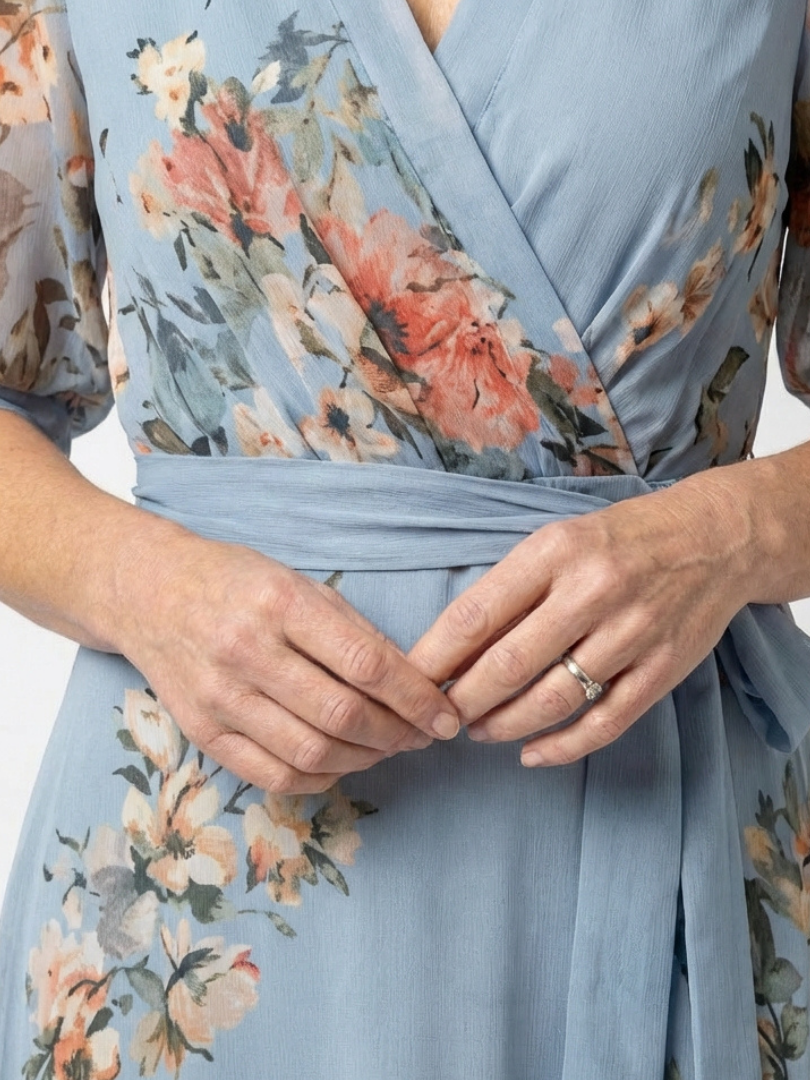 Ingrid – Damenkleid mit Blumenmuster und V-Ausschnitt - Image 3